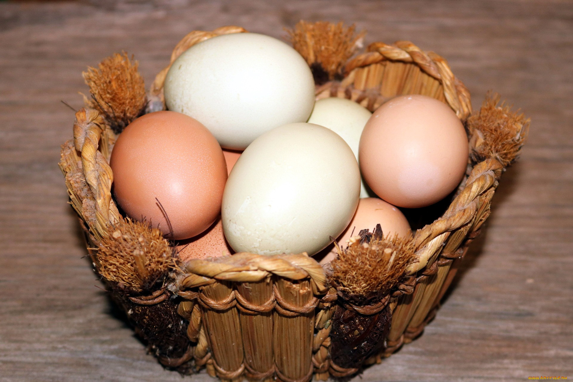 Купить яйцо в белгородской области. Корзинка с яйцами. Яйца в лукошке. Яйцо домашнее. Яйцо куриное.
